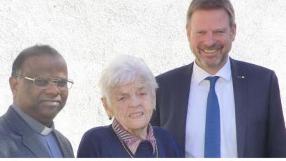 Bild: gef
Pfarrer Moses Gudapati (links) und Bürgermeister Alwin Märkl (rechts) nehmen Theresia Hirmer in die Mitte, als sie ihr zum 95. Geburtstag gratulieren.
