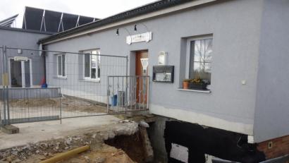 Bild: tra
Die Terrasse vorm DJK-Sportheim wird derzeit erneuert. Dabei wird auch der Eingang zum Sportheim rollstuhlgerecht gestaltet.