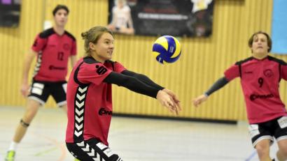 Bild: Hubert Ziegler
Nach den Ausfällen von Julian Zoll und Basti Barth ließ Trainer David Fecko die Nachwuchsspieler Phil Wiesent (Mitte) und Alex Lomitzki (rechts) auf Außen ran.