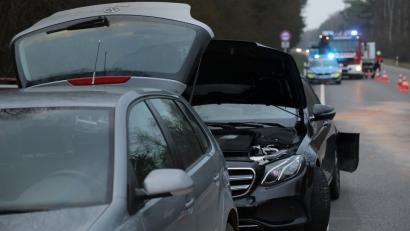 Bild: Wolfgang Steinbacher
Weil zwei der am Unfall beteiligten Autos auf der B 85 standen, musste eine Fahrspur der Straße über eine Stunde lang gesperrt werden.