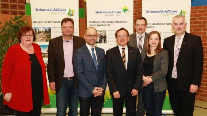 Bild: njn
Auf der öffentlichen Sitzung in Krummennaab berichten die Vertreter der Steinwald-Allianz über den aktuellen Stand. Mit dabei waren: Vorsitzender Hans Donko (Vierter von rechts) mit Krummennaabs Bürgermeister Uli Roth (von rechts), Stefanie Wenisch vom Landratsamt Tirschenreuth, Steinwald-Allianz Geschäftsführer Martin Schmid, stellvertretender Landrat Alfred Scheidler, Frank Langguth von Amt für Ländliche Entwicklung Oberpfalz Tirschenreuth und die Mitarbeiterin der Steinwald-Allianz Christine Trenner.