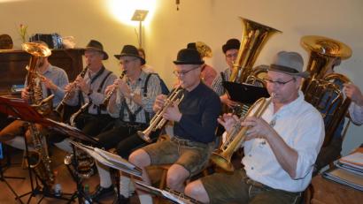Bild: jr
Die „Kannerschreiter Höidlbrummer“, Leitung Armin Scharnagl (rechts sitzend), spielten beim 7. Starkbierfest des Musikvereins am Samstagabend im Musikvereinsheim auf. Neben dem „Süffikus“ hatte die Musikgruppe großen Anteil an der zunehmend steigenden Stimmung.