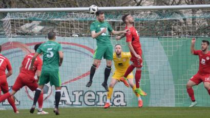 Bild: brü
Nach einer Ecke erzielte Daniel Gömmel (Mitte, im grünen Trikot) im Spiel gegen den SV Seligenporten per Hinterkopf den Führungstreffer für die DJK Ammerthal.