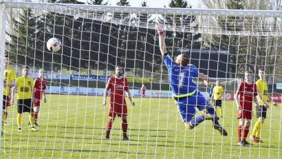 Bild: Hubert Ziegler
Großes Glück hatte der Sorghofer Torhüter Michael Götz, dass dieser langgezogene Flankenball von FC-Linksverteidiger Banding Jawara (nicht im Bild) nur gegen den Pfosten klatschte.