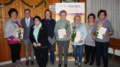 Bild: wro
Bei der Jahreshauptversammlung zeichnete die Frauen-Union langjährige Mitglieder aus. Maria Bauer (Vierte von links), Ehrenvorsitzende Irmgard Hegen (Dritte von links) und MdB a. D. Reiner Meier (Zweiter von links) gratulierten.