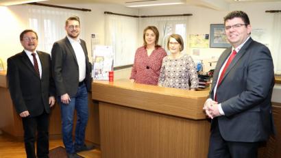 Bild: njn
Ute-Dagmar Jaschke (zweite von rechts) und Andrea Fischer (dritte von rechts) sind die Mitarbeiterinnen des BRK-Betreuungsvereins, dessen Büro jetzt im ehemaligen Verkehrsamt eingerichtet ist. Mit auf dem Bild (von links) Bürgermeister Hans Donko, BRK-Bereitschaftsleiter Sven Lehner und BRK-Kreisgeschäftsführer Holger Schedl.