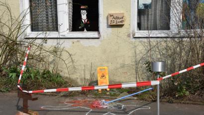 Bild: Beate-Josefine Luber
Im Rio-Raum in der Asylstraße schlugen Unbekannte ein Fenster der Vereinsräume ein. Die Mitglieder machten daraus eine spontane Kunstaktion.
