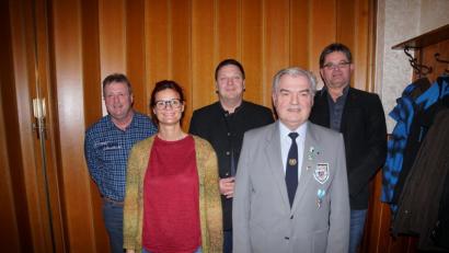 Bild: nib
Mit Josef Graf als ersten Vorsitzenden (Zweiter von rechts) und Thomas Schmid (rechts) als zweiten Vorsitzenden ist das Vorstandsteam wieder komplett. Edmund Schleicher (links) ist Kassier, , Bettina Thanner (Zweite von links) Schriftführerin.