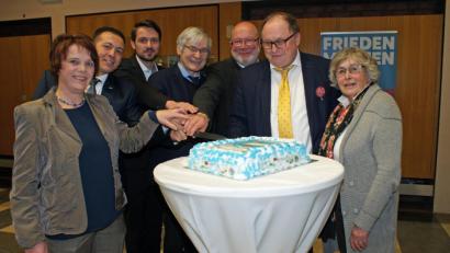 Bild: fph
Um eine Riesen-Torte versammelten sich Anita Berek, Walied Youssef, Dr. Martin Correll, Horst Geißel, Gerald Schade, Oberstudiendirektor Stefan Niedermeier und Uta Siegle (von links).