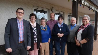 Bild: bej
Kreisgeschäftsführer Bernd Steinkirchner (links) gratulierte der gewählten Vorstandschaft des VdK Muschenried mit Vorsitzender Evi Schwendner (rechts) an der Spitze.