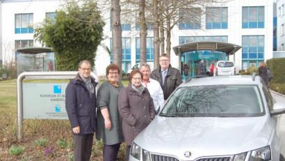 Bild: Klinikum/Dietl
Neues Auto für das Kinder-Palliativ-Team (links): Dieter Meier (Vorstandsvorsitzender Sparkasse), Kinderkrankenpflegerin Karin Borchers, Irmgard Huber (Vorsitzende Hospizverein), Dr. Andreas Fiedler (Chefarzt Klinik für Kinder und Jugendliche) und Kaufmännischer Direktor Hubert Graf.