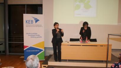 Bild: sne
Victoria Sweet (links) hält nicht viel von der modernen Medizin, die auf eine rasche Heilung setzt und profitorientiert ist.