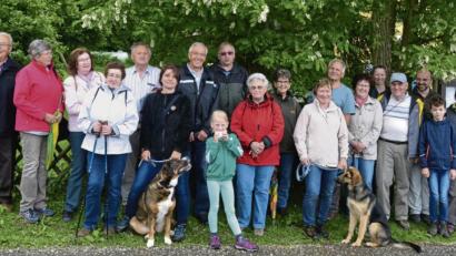 Bild: plym
Vom Regen lassen sich die Wanderer nicht abschrecken: Das Schild weist die Richtung und kleine und große Wanderer treten den Marsch zum Felsen an
