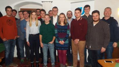 Bild: e
Die Mitglieder haben entschieden: Timo Doleschal (Siebter von rechts) bleibt Vorsitzender der Jungen Union Amberg-West.