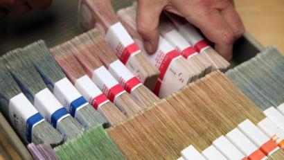 Bild: Götz
1,7 Millionen Euro konnte Kreiskämmerer Michael Neckermann in die Kasse legen – Geld, das bei anstehenden Bauvorhaben wie gerufen kommt.