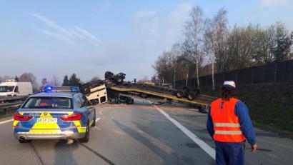 Bild: Alexander Auer
Auf der Autobahn 3 östlich von Regensburg ist ein Autotransporter umgekippt.
