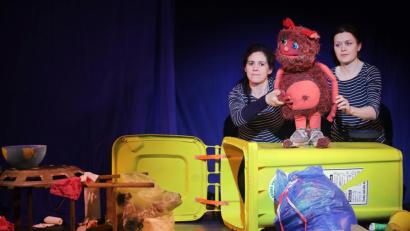 Bild: Wolfgang Steinbacher
So sieht es aus, das Müllmonster, das am Montag zum Auftakt des 15. Kindertheater-Festivals das Publikum zum Nachdenken brachte.