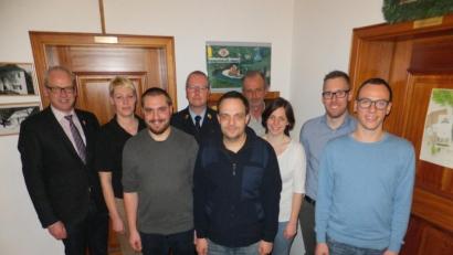 Bild: ibj
Bürgermeister Bernhard Lindner, Vorsitzende Marion Bäumler (von links) und Kreisbrandinspektor Christoph Strobl (vierter von links) dankten und gratulierten Philipp Gebert und Michael Iberer (vorne, von links) sowie Dominik Preuß, Marius Wawersig, Verena Gebert und Richard Schuster (von rechts) zu ihren Ämtern.
