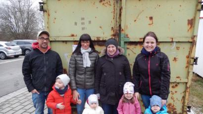 Bild: hai
Der Elternbeirat um Melanie Herrmann, Christoph Seeger, Sandra Zyla, Nicole Zaus und Nathalia Sehnke freut sich über einen gut gefüllten Altkleidercontainer.