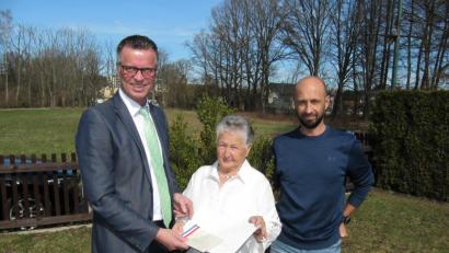 Bild: fg
Bürgermeister Hermann Falk (von links) gratuliert Gisela Witt, wo sie sich am wohlsten fühlt: draussen in der Natur. Mit dabei Sohn Alexander.
