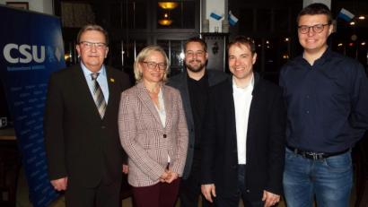 Bild: e
Bürgermeister Martin Preuß und Stadträtin Michaela Frauendorfer gratulieren dem CSU-Ortsvorstand Dreifaltigkeit um Matthias Schöberl, Maxim Ziegler und Timo Doleschal (von links).