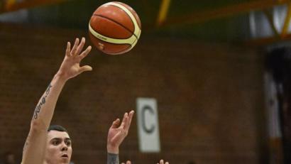 Bild: Alfred Schwarzmeier
Aaron Scott (links), der hier zum Wurf ansetzt, war mit 15 Zählern zweitbester Akteur bei den Weidenern.