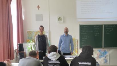 Bild: jzk
Wie und wie lange kann Cannabis im Körper nachgewiesen werden? Auch das wollen die Zehntklässler von Julia Rupprecht und Tobias Hauer (stehend von links) wissen.