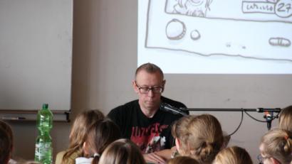Bild: exb
Jochen Till bei seiner Lesung am Gymnasium Eschenbach.