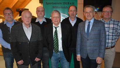 Bild: jr
Neu gewählt haben die Mitglieder des SV Mitterteich ihr Vorstandsteam. Im Bild (von links) stellvertretender Vorsitzender Gerhard Greim, Johann Zeus, stellvertretender Vorsitzender Jürgen Fick, Vorsitzender Roland Eckert, Gerhard Blay, Bürgermeister Roland Grillmeier und Roland Gareis.