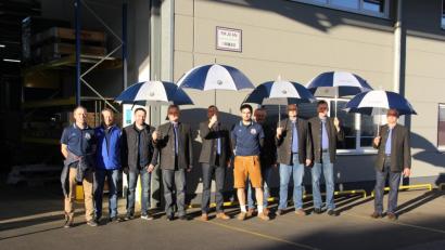 Bild: ral
Die Übernahme ist besiegelt, für die Schirmherren gibt es einen Schirm mit Vereinsembelm.