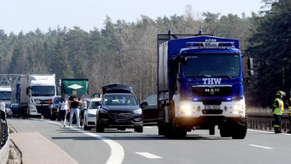 Bild: gf
Totalsperre nach Unfall: Die Rettungsdienste sind auf der A6 zwischen Theuern und Ursensollen im Großeinsatz.