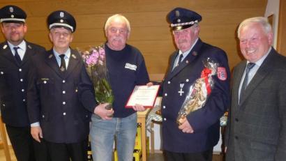 Bild: dob
Die Waldauer Wehr hat mit Helmut Janker (Mitte) einen weiteren Ehrenvorsitzenden. Ihm gratulieren stellvertretender Vorsitzender Reinhard Mages (Zweiter von rechts) sowie die Kommandanten Benjamin Janker, Stefan Meyer und Stadtrat Johann Gösl (von links).