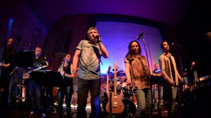 Bild: brü
Viele Gäste waren auch in diesem Jahr wieder zur mittlerweilen dritten Auflage des Rockbierfestes der Band Intermezzo in den Amberger Club LaVida gekommen. Bestens unterhalten durch einen vierstündigen Auftritt voller Rock und Funk.