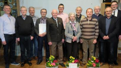 Bild: ohr
Bürgermeister Hans Prechtl und Hubert Obermeier (von rechts), zeichneten Mitglieder für langjährige Zugehörigkeit mit Urkunden, Ehrennadeln in verschiedenen Stufen und Frühlingskörben aus. Konrad Obermeier (Fünfter von links) erhielt für 60 Jahre die Ehrennadel am Band.