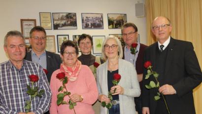 Bild: frd
Diese Führungsmannschaft um den neuen Vorsitzenden Peter Völkl (links) und seinem Stellvertreter Pfarrer Herbert Rösl (rechts) steht nun am Ruder des Krankenpflegevereins Teunz. Zur Wahl gratulierte Dritter Bürgermeister Adolf Hammer (Zweiter von links) auch Elfriede Krone, Paula Kiesl, Ernestine Kleber und Michael Weber (ab Dritter von links).