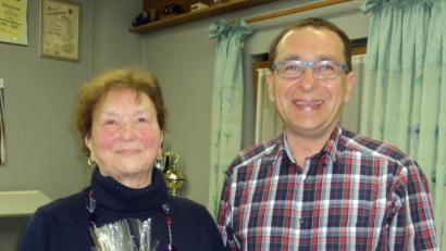 Bild: ksi
Vorsitzender Manfred Bösl bedankt sich bei Anna Prechtl mit einen Geschenkkorb für 40 Jahre gewissenhafte Kassenführung.