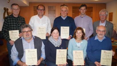 Bild: du
Die Siedlergemeinschaft Schirmitz zeichnet in der Jahreshauptversammlung acht
Mitglieder für 10 und 20 Jahre Treue mit Urkunden, Ehrennadeln und Weinpräsenten aus.