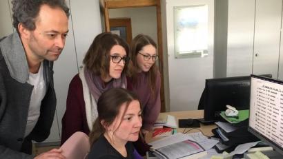 Bild: Friedrich Peterhans
Johannes Ibel, Elisabeth-Singer-Brehm, Katharina Winter und Praktikantin Annika Scharnagl (von links) gleichen Tausende von Quellen ab, um bislang unbekannte Häftlingsschicksale aufzuklären. Dabei bedienen sich die Wissenschaftler der KZ-Gedenkstätte Flossenbürg modernster Informationstechnik.