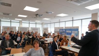 Bild: Christopher Dotzler
Tennet-Mitarbeiter Andreas Herath gab zum Beginn der Veranstaltung noch einmal einen Überblick über den aktuellen Stand der Planungen, was den Süd-Ost-Link betrifft.