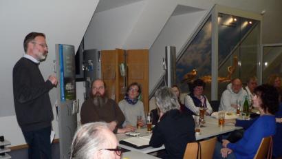 Bild: lep
In der Jahreshauptversammlung des Vereins der Geo- und Naturführer im Geopark Bayern-Böhmen geben Vorstand Raimund Rötthenbacher (sitzend, vorne) und Geschäftsführer Dr. Andreas Peterek (stehend) einen Rückblick sowie eine Vorschau auf die geplanten Aktivitäten.