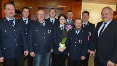 Bild: jr
Alois Höfer (Dritter von links) ist seit 50 Jahren Mitglied bei der Feuerwehr Leonberg. Neuer Schriftführer ist Tobias Eckstein (Vierter von links), er löst Ilona Fütterer (Mitte) ab. Mit im Bild (von links) Vorsitzender Bernhard Lindner und Peter Wührl sowie (von rechts) Bürgermeister Johann Burger, Kommandant Thomas Lindner, Konrad Seelk und Markus Beinrucker.