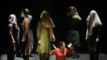 Bild: Wolfgang Steinbacher
Einen außergewöhnlichen Tanzabend erlebten am Sonntag die Besucher des Amberger Stadttheaters bei „Within“. Die indische Tänzerin und Choreografin Aditi Mangaldas verbindet in ihren atemberaubenden Choreografien Formen des klassischen indischen Tanzes mit zeitgenössischen Ansätzen.