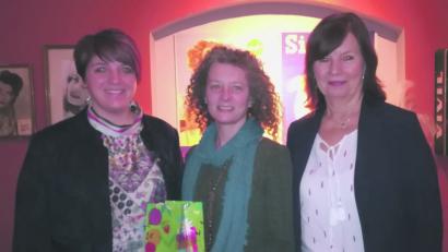 Bild: exb
Heimischen Honig bekommt (von links) die Landtagsabgeordnete Anna Toman von der Grünen-Ortsvorsitzenden Yvonne Rösel und Stadträtin Gaby Mutzbauer mit auf den Nachhauseweg.