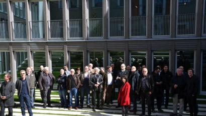 Bild: Lowak
30 Architekten des Kreisverbands Niederbayern-Oberpfalz des Bundes Deutscher Architekten besichtigen den neuen Anbau des Landratsamtes.