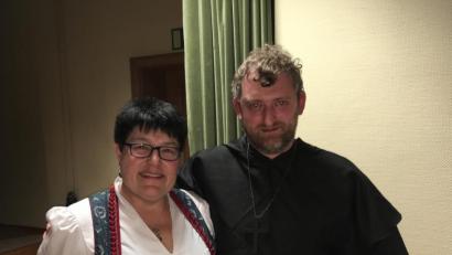 Bild: jub
Christina Rosner übergibt Markus Pentner alias "Bruder Barnabas Junior" ein Bierfass als Dank für sein Engagement.