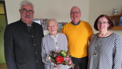 Bild: adj
Bürgermeister Ruppert Troppmann (links), Freundin Lydia Engelhardt und Sohn Thomas (von rechts) freuen sich mit der Jubilarin Renate Karg.