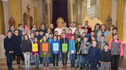 Bild: dob
Zum Abschluss der zweitägigen Kinderbibeltage in der katholischen Pfarrgemeinde Vohenstrauß-Böhmischbruck treffen sich die Mädchen und Buben mit ihren Betreuern zum Sonntagsgottesdienst und spielen die bekannte Bibelgeschichte mit dem Zöllner Zachäus nach. Ann-Katrin Eiber (Zweite von links) organisierte die Veranstaltung.