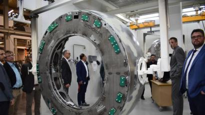 Bild: lue
Nach dem offiziellen Teil der Einweihung geht es für die Gäste durch die neuen Kabinen der Lackiererei von Siemens Healthineers am Standort Kemnath.