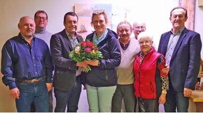 Bild: sön
SPD-Kreisvorsitzender Uwe Bergmann gratuliert Vorsitzender Judith Uhlmann (Dritter und Vierte von links) und den Mitgliedern des Führungsgremiums Daniel Plata, Thomas Klee, Reinhard Jäger, Klaus Heine, Erika Bruckschen gemeinsam mit Bezirksrat Richard Gaßner (von links) zur Wahl.