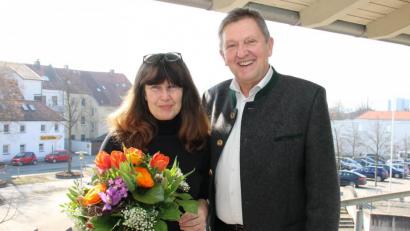 Bild: hai
Landrat Hermann Hübner gratuliert Verwaltungsinspektorin Claudia Fischer zum Dienstjubiläum.